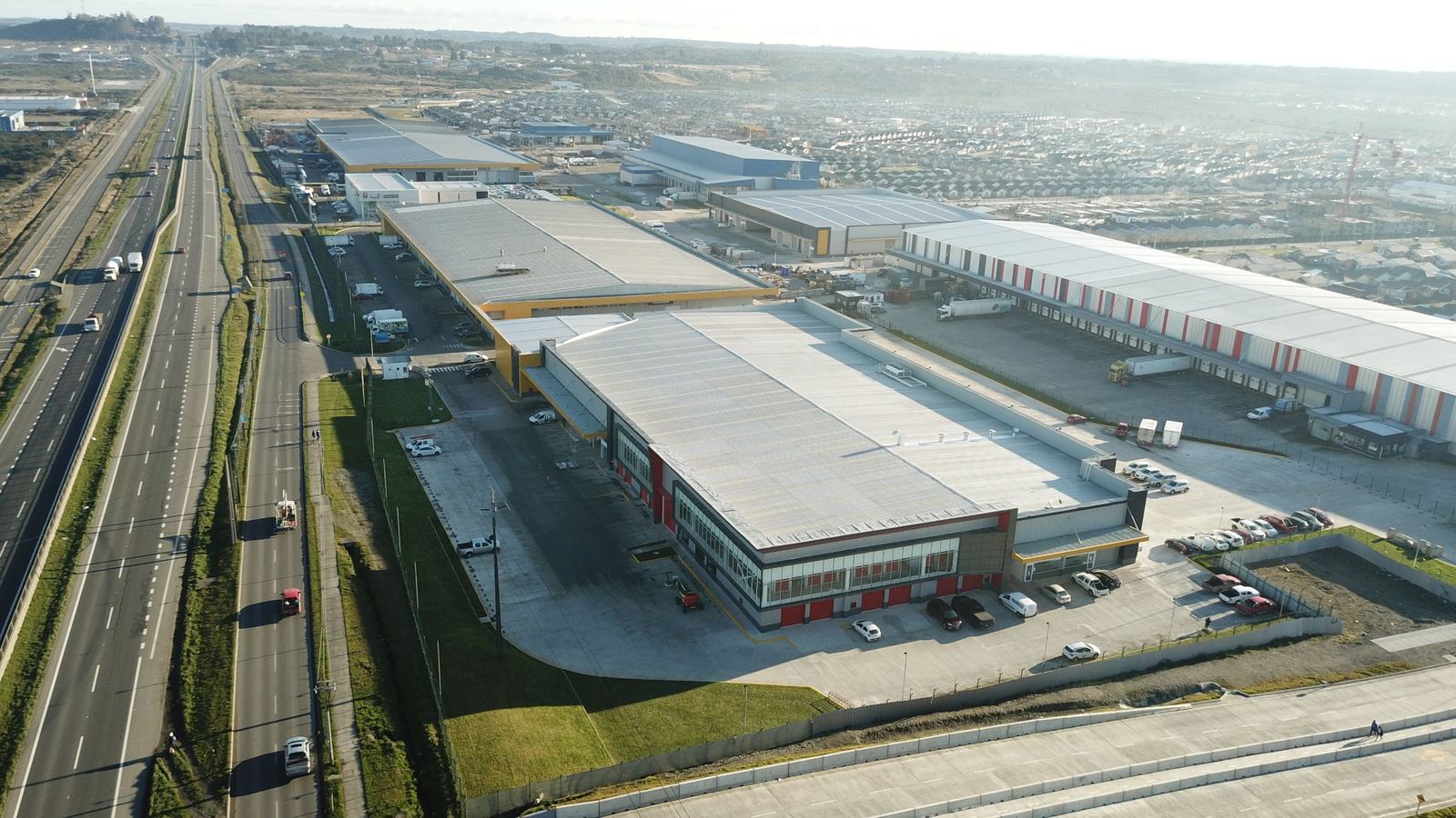 Vista aérea de centro de bodegaje junto a carretera