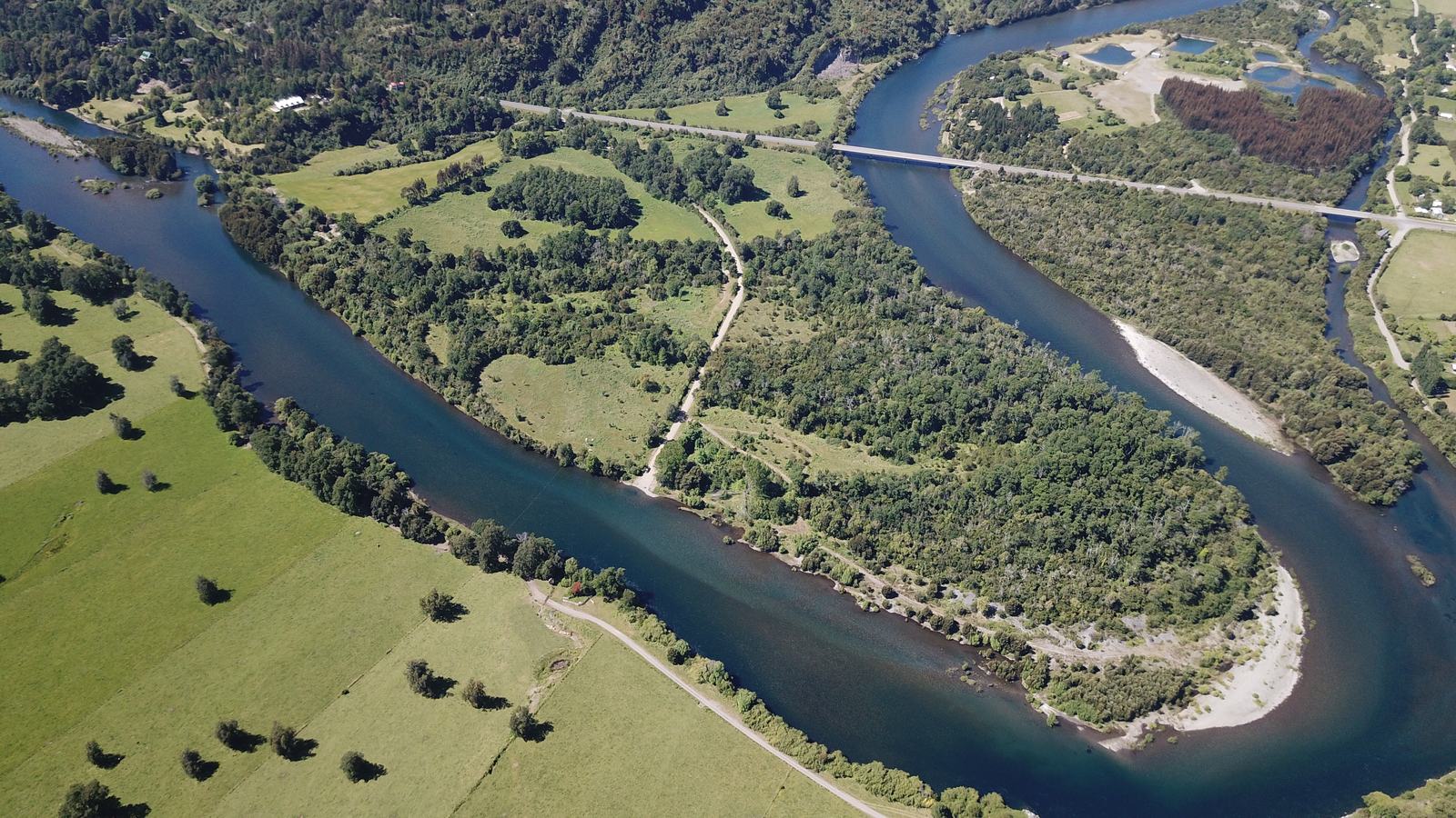 Curva del Río Calcurrupe entre praderas y bosque