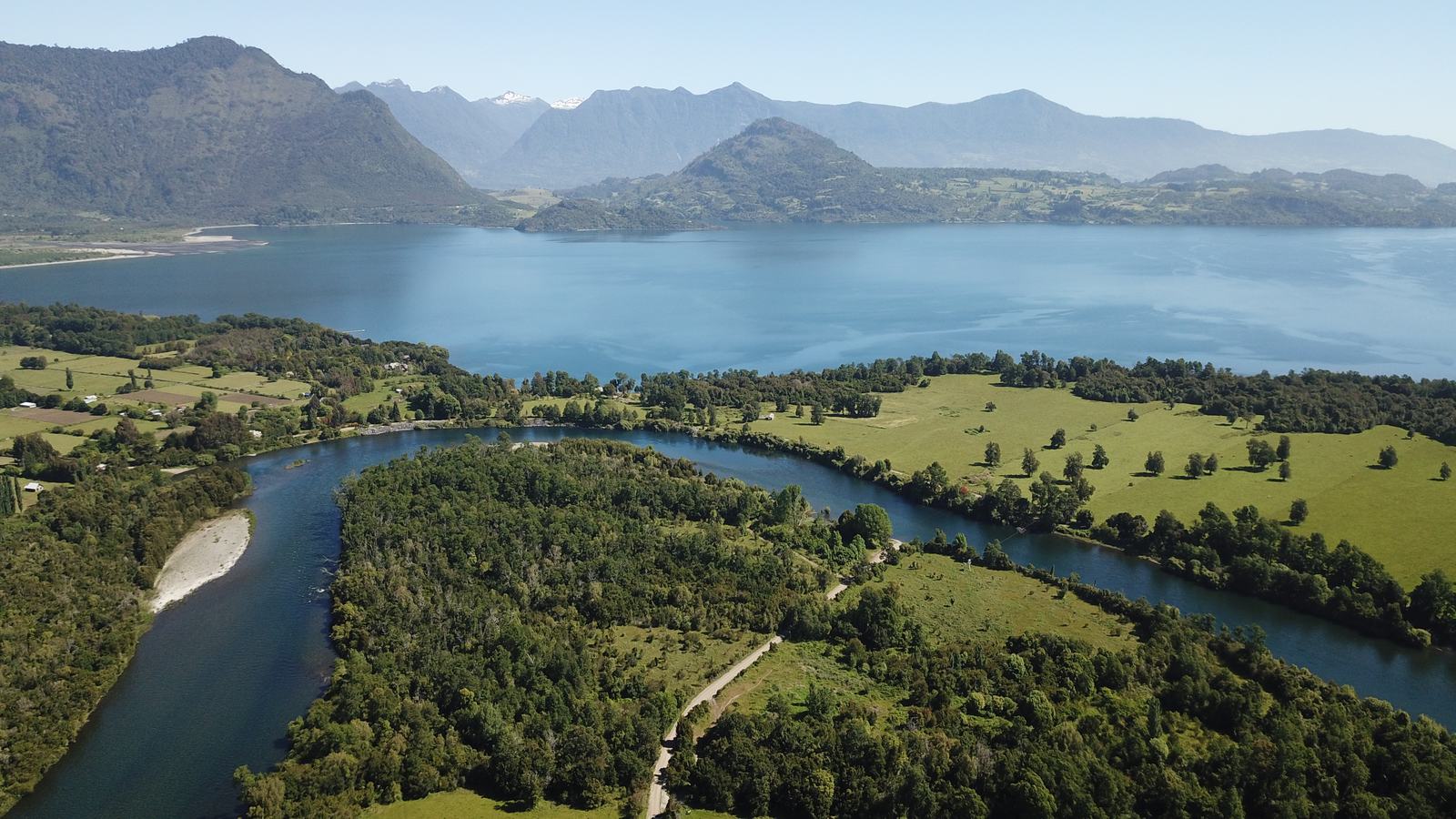 Río Calcurrupe llegando al Lago Ranco, con la cordillera al fondo