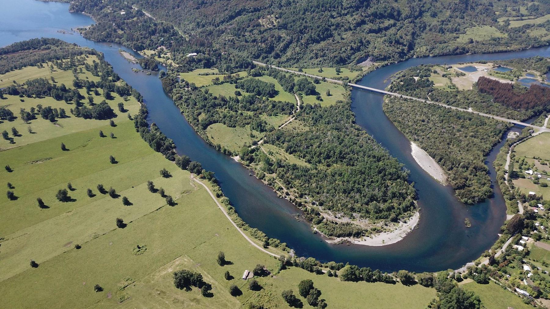 Río Calcurrupe entre praderas y bosque, vista aérea