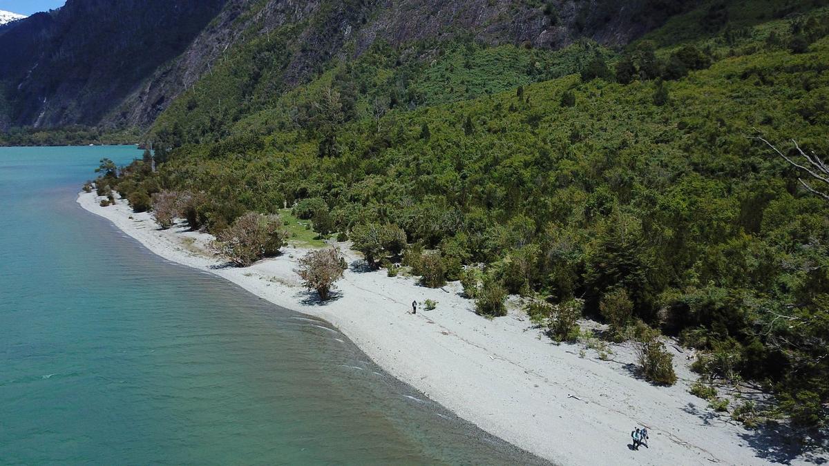 Playa de arena en el borde del lago