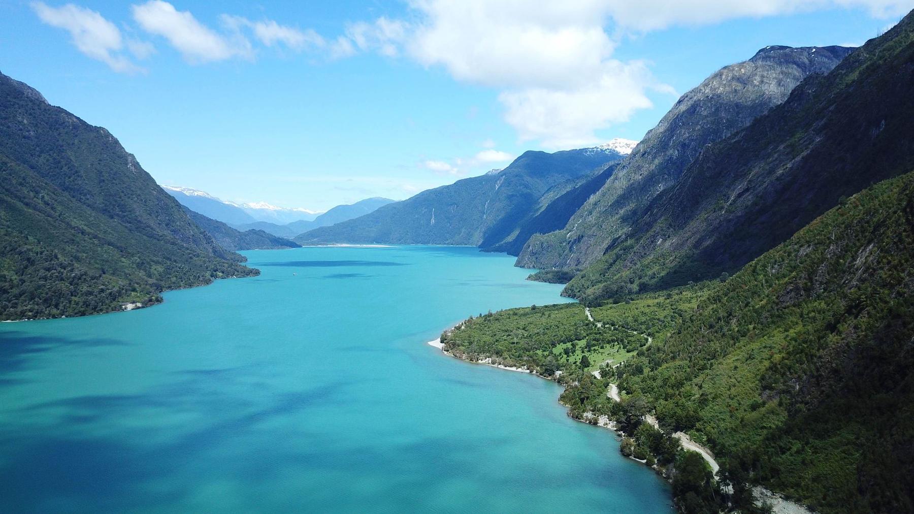 Lago y valle del Río Puelo desde el aire